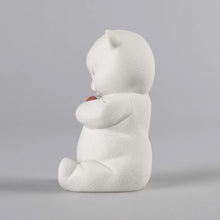 Görseli Galeri görüntüleyiciye yükleyin, Kırmızı Kalpli Ayıcık Heykeli V3