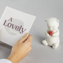 Görseli Galeri görüntüleyiciye yükleyin, Kırmızı Kalpli Ayıcık Heykeli V4