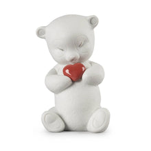 Görseli Galeri görüntüleyiciye yükleyin, Kırmızı Kalpli Ayıcık Heykeli