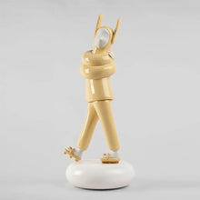 Görseli Galeri görüntüleyiciye yükleyin, Kucaklaşma Sarı Heykel V4