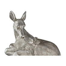 Görseli Galeri görüntüleyiciye yükleyin, Yavrulu Oturan Büyük Geyik