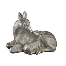 Görseli Galeri görüntüleyiciye yükleyin, Yavrulu Oturan Büyük Geyik