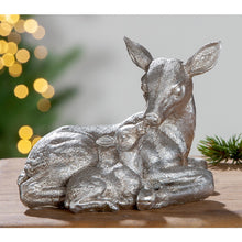 Görseli Galeri görüntüleyiciye yükleyin, Yavrulu Oturan Geyik