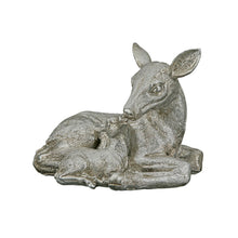 Görseli Galeri görüntüleyiciye yükleyin, Yavrulu Oturan Geyik