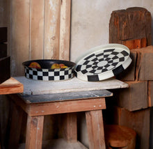 Görseli Galeri görüntüleyiciye yükleyin, Damier Siyah Beyaz Damalı Yuvarlak Dekoratif Servis Tabağı