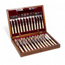 Görseli Galeri görüntüleyiciye yükleyin, Orijinal Ahşap Kutusunda Beyaz Kemik Saplı 12 Kişilik Kalem İşçilikli Balık Servis Takımı