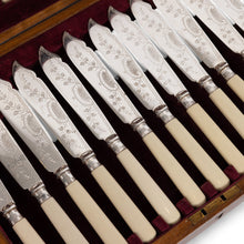 Görseli Galeri görüntüleyiciye yükleyin, Orijinal Ahşap Kutusunda Beyaz Kemik Saplı 12 Kişilik Kalem İşçilikli Balık Servis Takımı 2