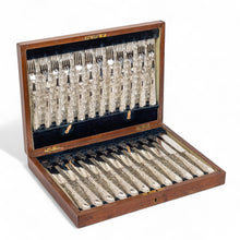 Görseli Galeri görüntüleyiciye yükleyin, Orijinal Ahşap Kutusunda İngiliz 19. Yüzyıl Yapımı Kalem İşçilikli 12 Kişilik Tatlı Takımı