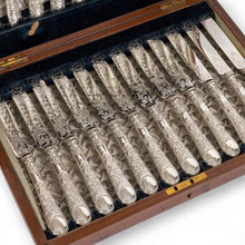 Görseli Galeri görüntüleyiciye yükleyin, Orijinal Ahşap Kutusunda İngiliz 19. Yüzyıl Yapımı Kalem İşçilikli 12 Kişilik Tatlı Takımı 2