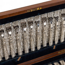 Görseli Galeri görüntüleyiciye yükleyin, Orijinal Ahşap Kutusunda İngiliz 19. Yüzyıl Yapımı Kalem İşçilikli 12 Kişilik Tatlı Takımı 3