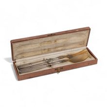 Görseli Galeri görüntüleyiciye yükleyin, Sapları Minerva Damgalı Gümüş ve Uç Kısımları Kemik Salata Servis Seti