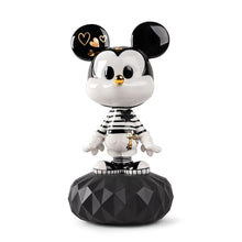 Görseli Galeri görüntüleyiciye yükleyin, Mickey Mouse Heykeli