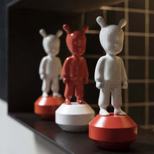 Görseli Galeri görüntüleyiciye yükleyin, Misafir Küçük Kırmızı Heykel V4