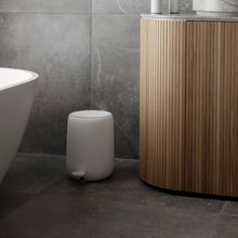 Görseli Galeri görüntüleyiciye yükleyin, Pedallı Krem Rengi Çöp Kovası V2