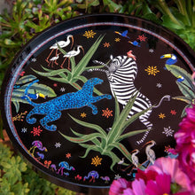 Görseli Galeri görüntüleyiciye yükleyin, Luxuria Yuvarlak Zebra Desen Ortigia Tepsi