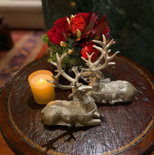 Görseli Galeri görüntüleyiciye yükleyin, Luxuria Platin Çan Kolyeli İkili Oturan Geyik Dekor 20 Cm