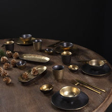 Görseli Galeri görüntüleyiciye yükleyin, İçi Altın Dışı Siyah Tatlı Porselen Tabağı