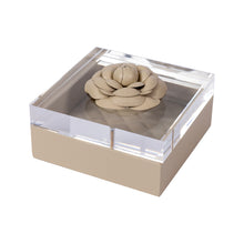 Görseli Galeri görüntüleyiciye yükleyin, Fildişi Akrilik Deri Çiçek Detaylı Kapaklı İçi Deri Kutu 17x17 cm