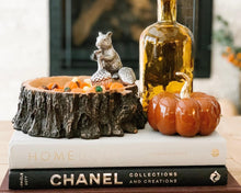 Görseli Galeri görüntüleyiciye yükleyin, Luxuria-Arthur Court-Ahşap Sincaplı Çerezlik