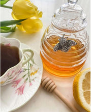 Görseli Galeri görüntüleyiciye yükleyin, Luxuria-Arthur Court-Gümüş Arılı Cam Bal Kavanozu