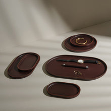Görseli Galeri görüntüleyiciye yükleyin, Koyu Kahverengi Deri Yuvarlak Servis