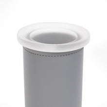 Görseli Galeri görüntüleyiciye yükleyin, Narciso Koyu Gri Deri Diş Fırçalık