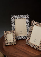 Görseli Galeri görüntüleyiciye yükleyin, Garland Çiçek Motifli Platin Çerçeve