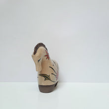 Görseli Galeri görüntüleyiciye yükleyin, Kırmızı Papatya Desenli At Figürü