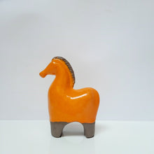 Görseli Galeri görüntüleyiciye yükleyin, Saliha Kartal Sarı At Figürü