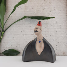 Görseli Galeri görüntüleyiciye yükleyin, Saliha Kartal Siyah Külhan Beyi Figürü