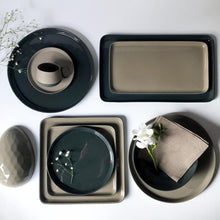 Görseli Galeri görüntüleyiciye yükleyin, Siyah Taş Parlak Kare Büyük Boy Tabak