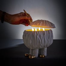 Görseli Galeri görüntüleyiciye yükleyin, Haas Beyaz 24K Altın Ayaklı Mum