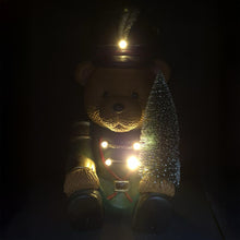 Görseli Galeri görüntüleyiciye yükleyin, Işıklı Kurşun Asker Kıyafetli Oturan Ayıcık 2
