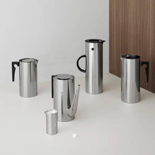 Görseli Galeri görüntüleyiciye yükleyin, Arne Jacobsen Çelik Sürahi
