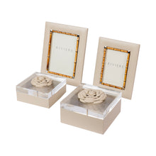Görseli Galeri görüntüleyiciye yükleyin, Fildişi Akrilik Deri Çiçek Detaylı Kapaklı İçi Deri Kutu 17x17 cm
