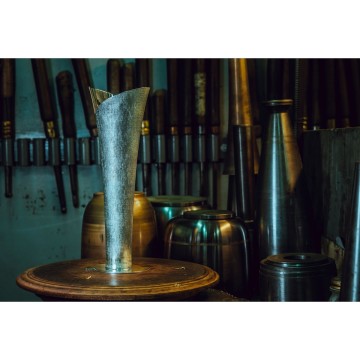 Üçü Kesik Kaideli Uzun Konik Vazo